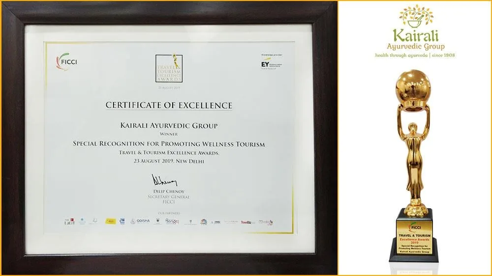 Kairali Ayurvedic Group 获颁的 FICCI 2019 证书及奖杯。