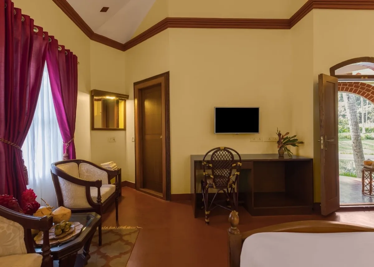 Письменный стол и зона отдыха в Classic Villa