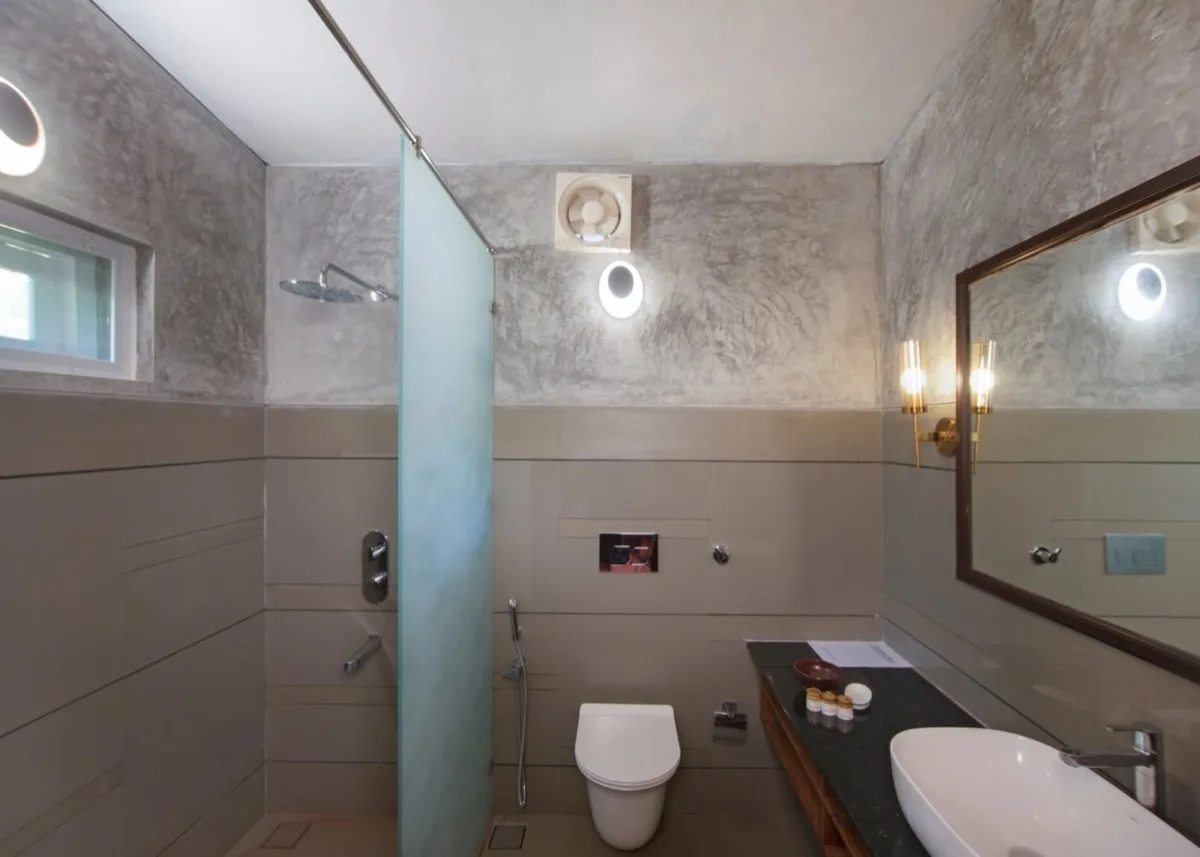 Душ и раковина в ванной комнате Classic Villa