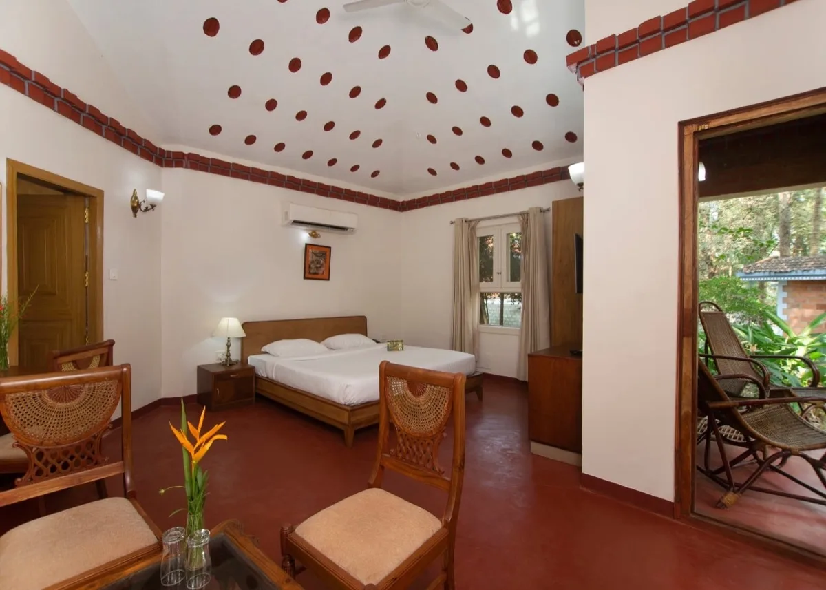 Спальня Classic Villa и кресла у выхода в сад
