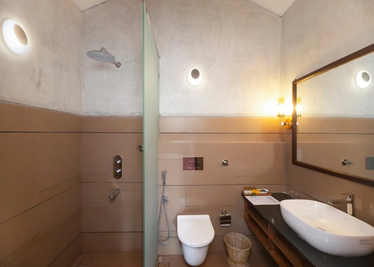 Раковина и душ в ванной комнате Classic Villa
