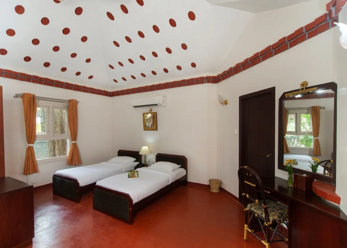Две односпальные кровати в спальне Classic Villa