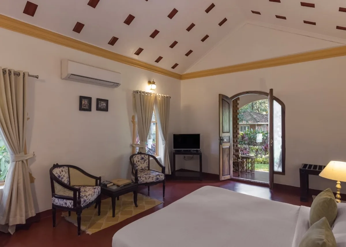 Спальня Classic Villa с креслами и выходом в сад