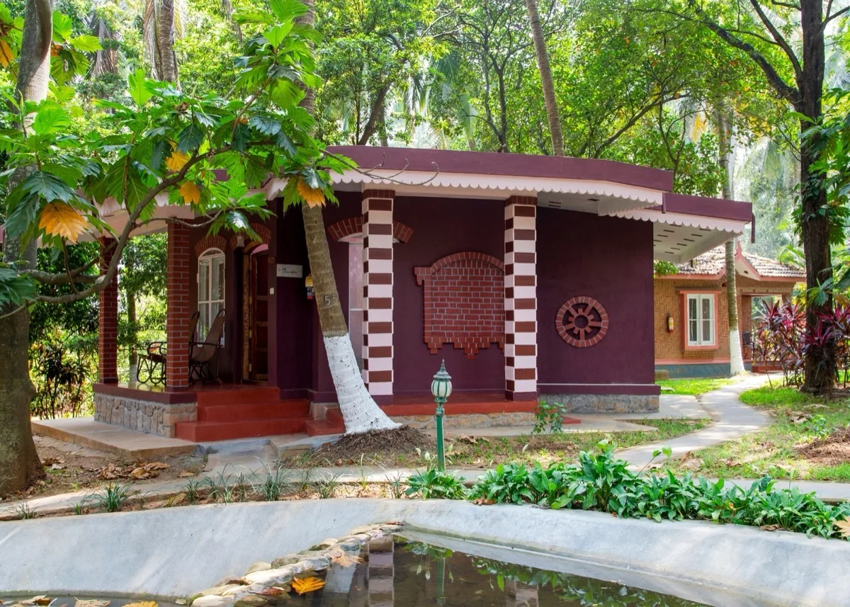 Вилла Classic Villa снаружи, у водного канала