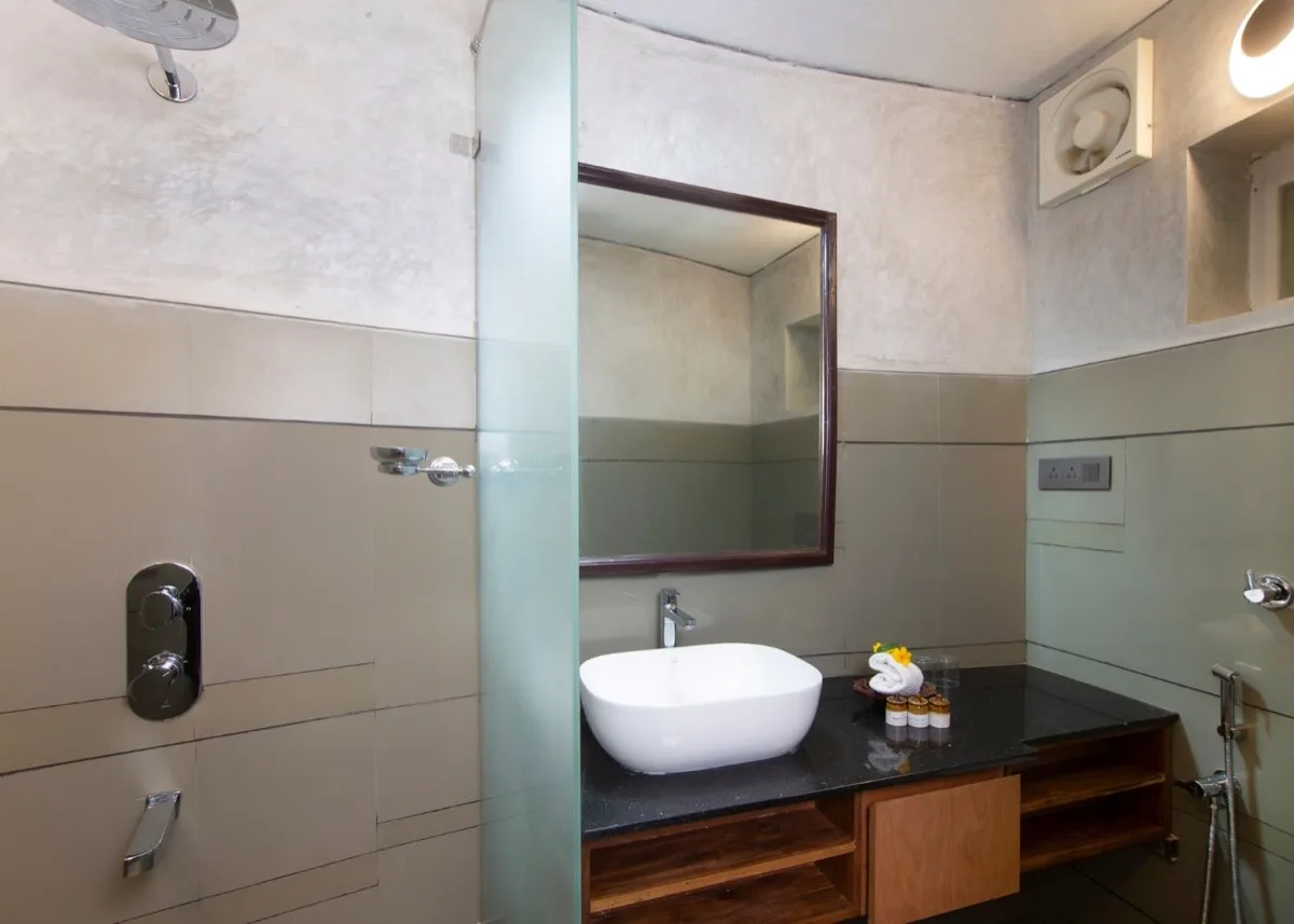 Badkamer van de Deluxe Villa met glazen douche en wastafel