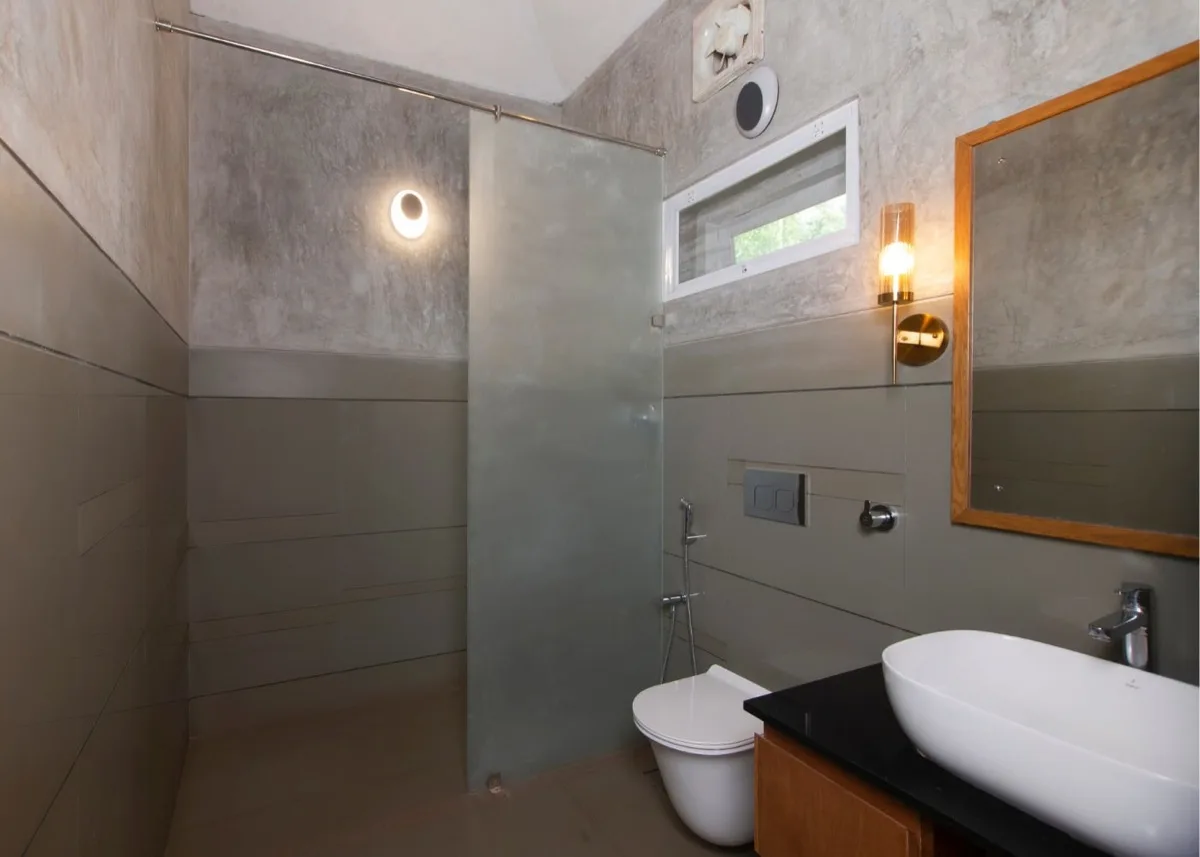 Badkamer van de Deluxe Villa met douche en wastafel