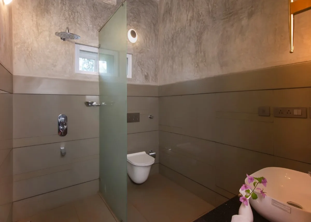 Douche en wastafel in de badkamer van de Deluxe Villa
