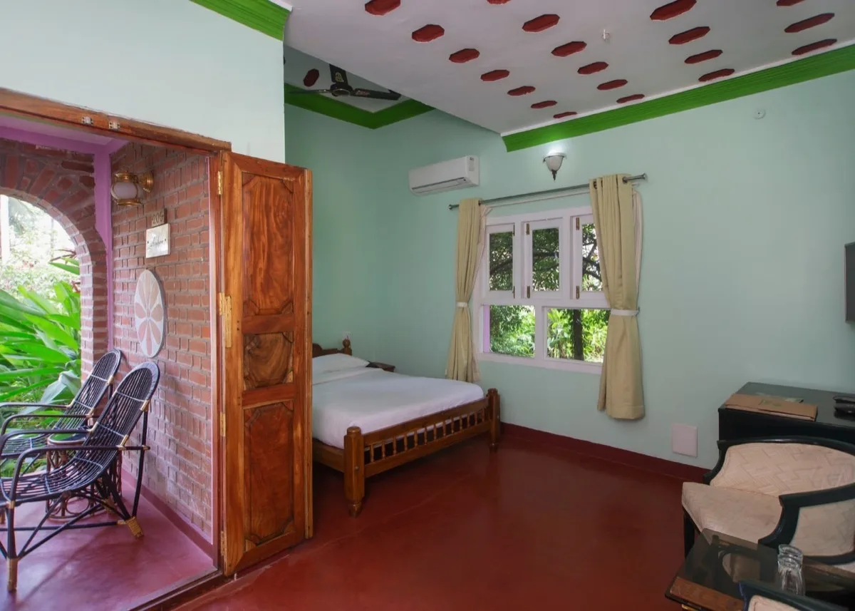 Groene slaapkamer en ingang van de Deluxe Villa