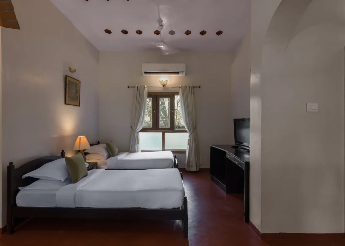 Twee aparte bedden in een slaapkamer van de Deluxe Villa