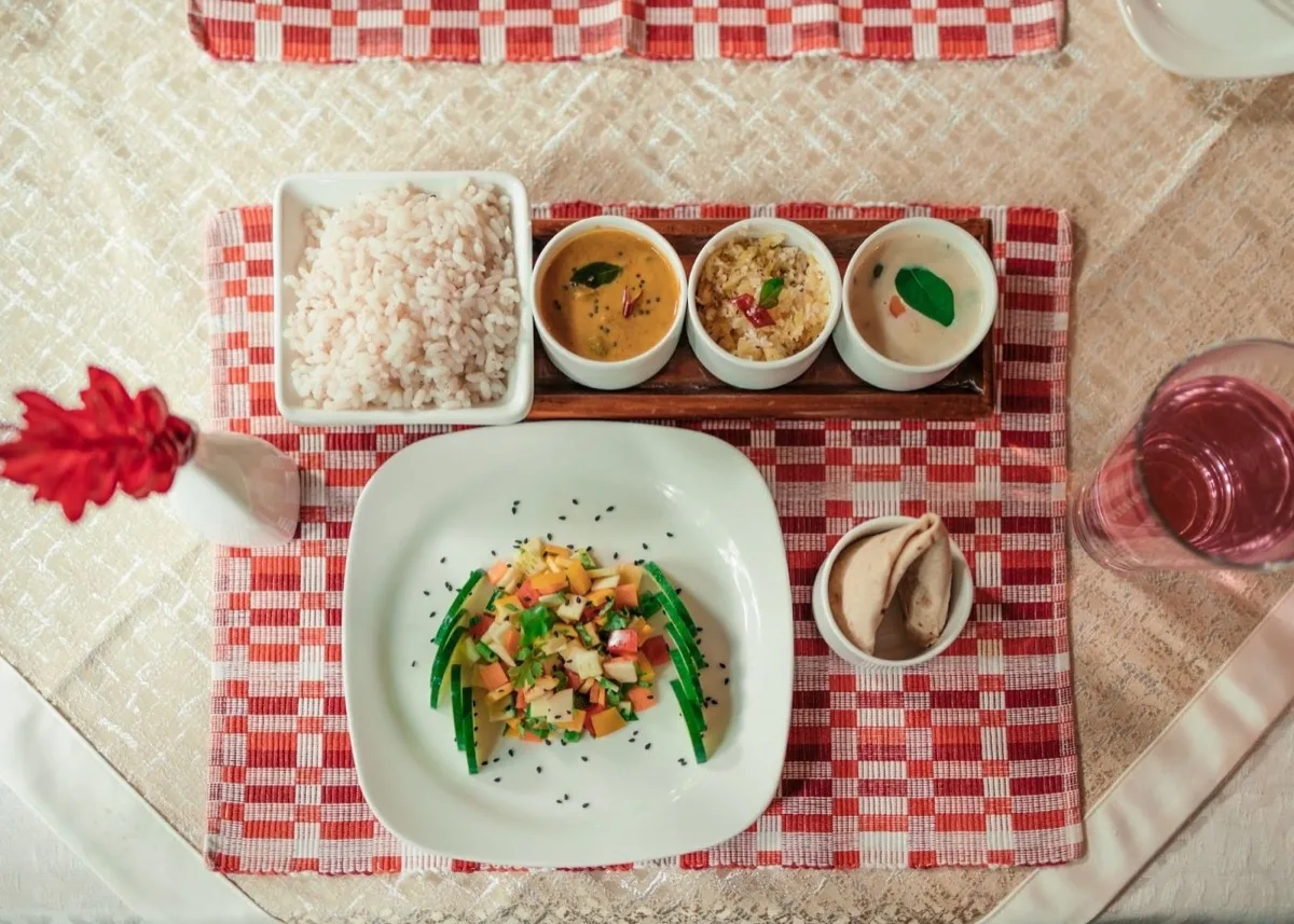 밥, 채소, 커리가 함께 제공되는 채식 식사.