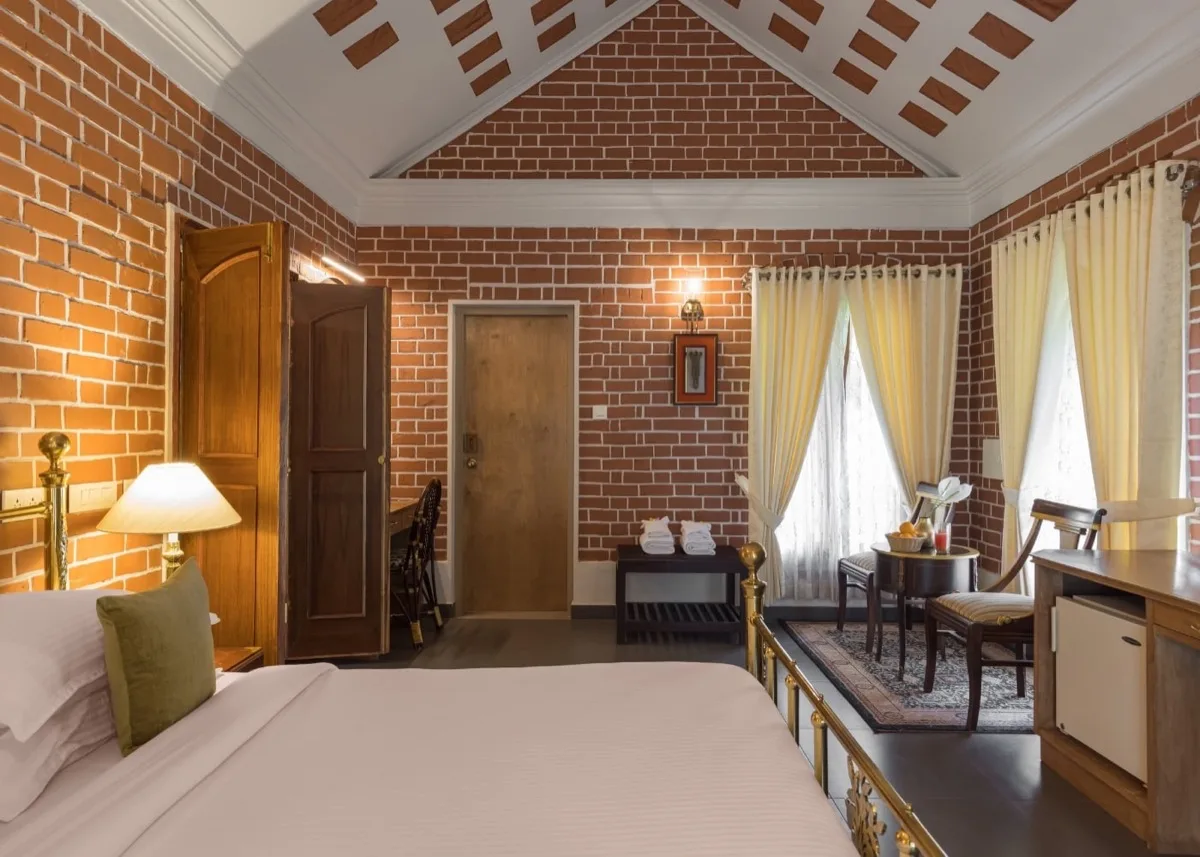 Camera da letto della suite con pareti in mattoni