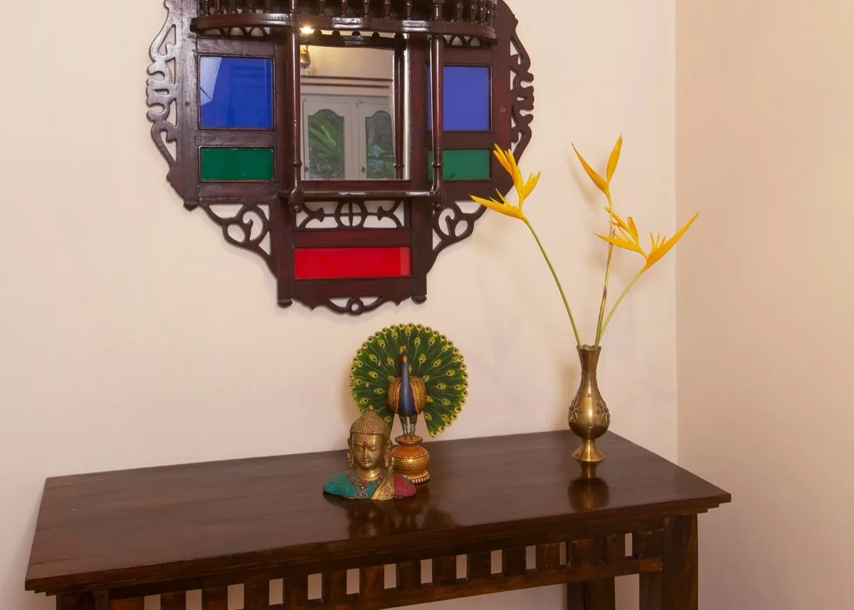 Consolle decorativa e specchio con vetri colorati
