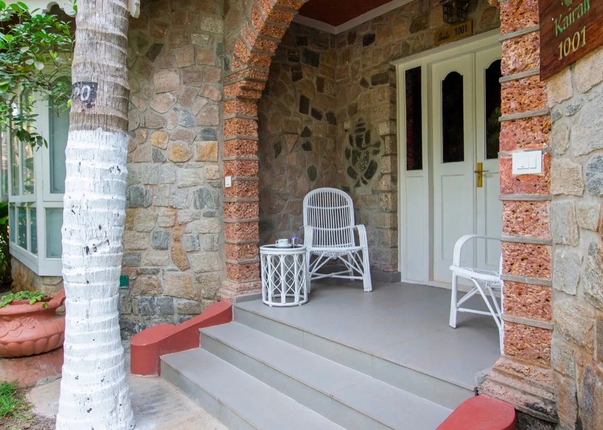 Ingresso in pietra della suite con sedute all'ombra