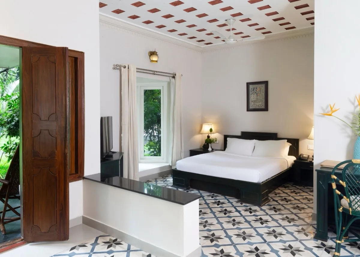 غرفة نوم ومرآة زينة في Royal Villa