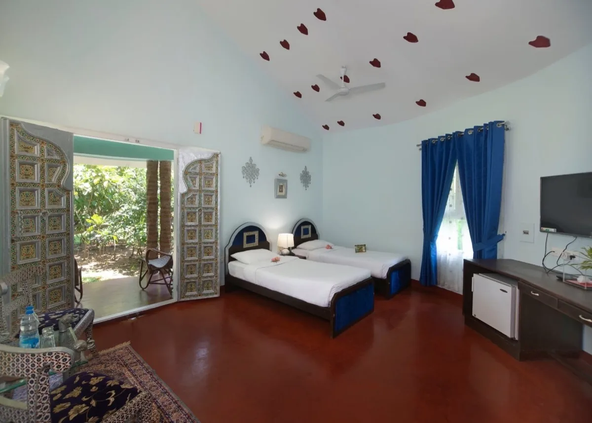 غرفة نوم في Royal Villa بباب يطل على الحديقة