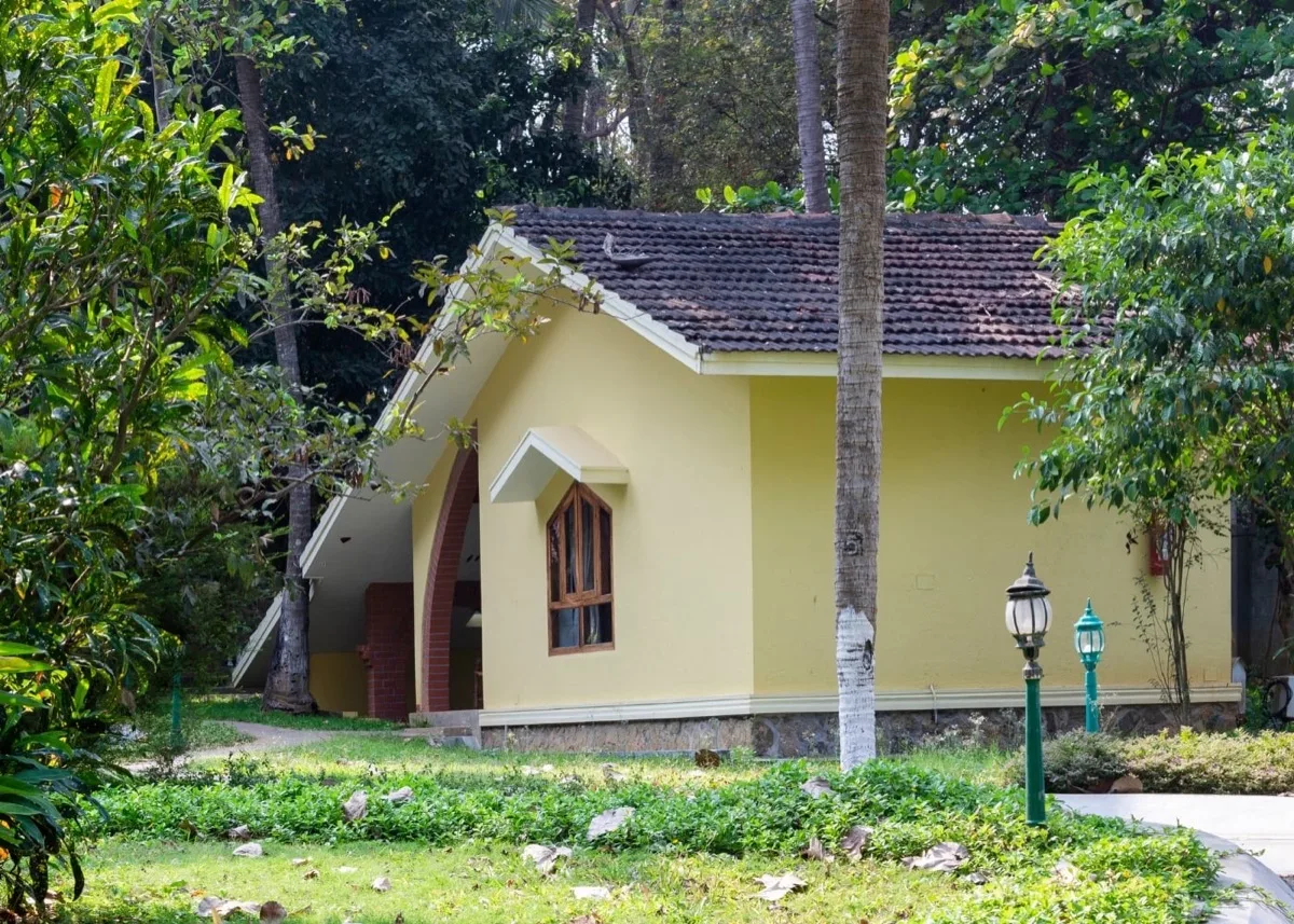الواجهة الخارجية الصفراء لـ Royal Villa