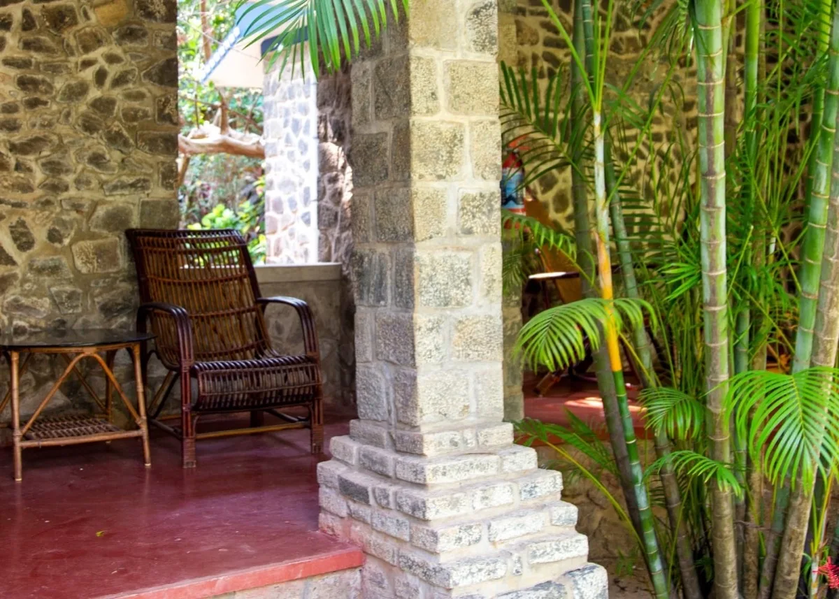 كراسٍ على شرفة حجرية في Royal Villa