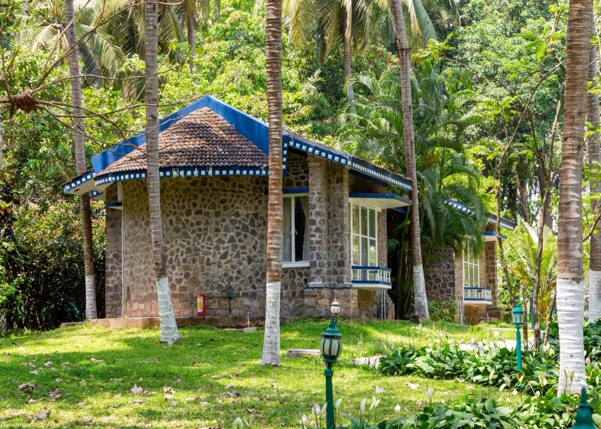الواجهة الخارجية لـ Royal Villa حجرية بين أشجار النخيل