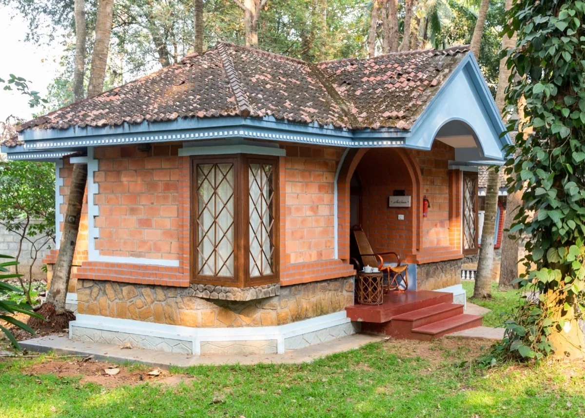 الواجهة الخارجية لـ Royal Villa بإطار أزرق