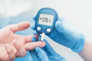Misurazione della glicemia con puntura del dito e glucometro digitale.