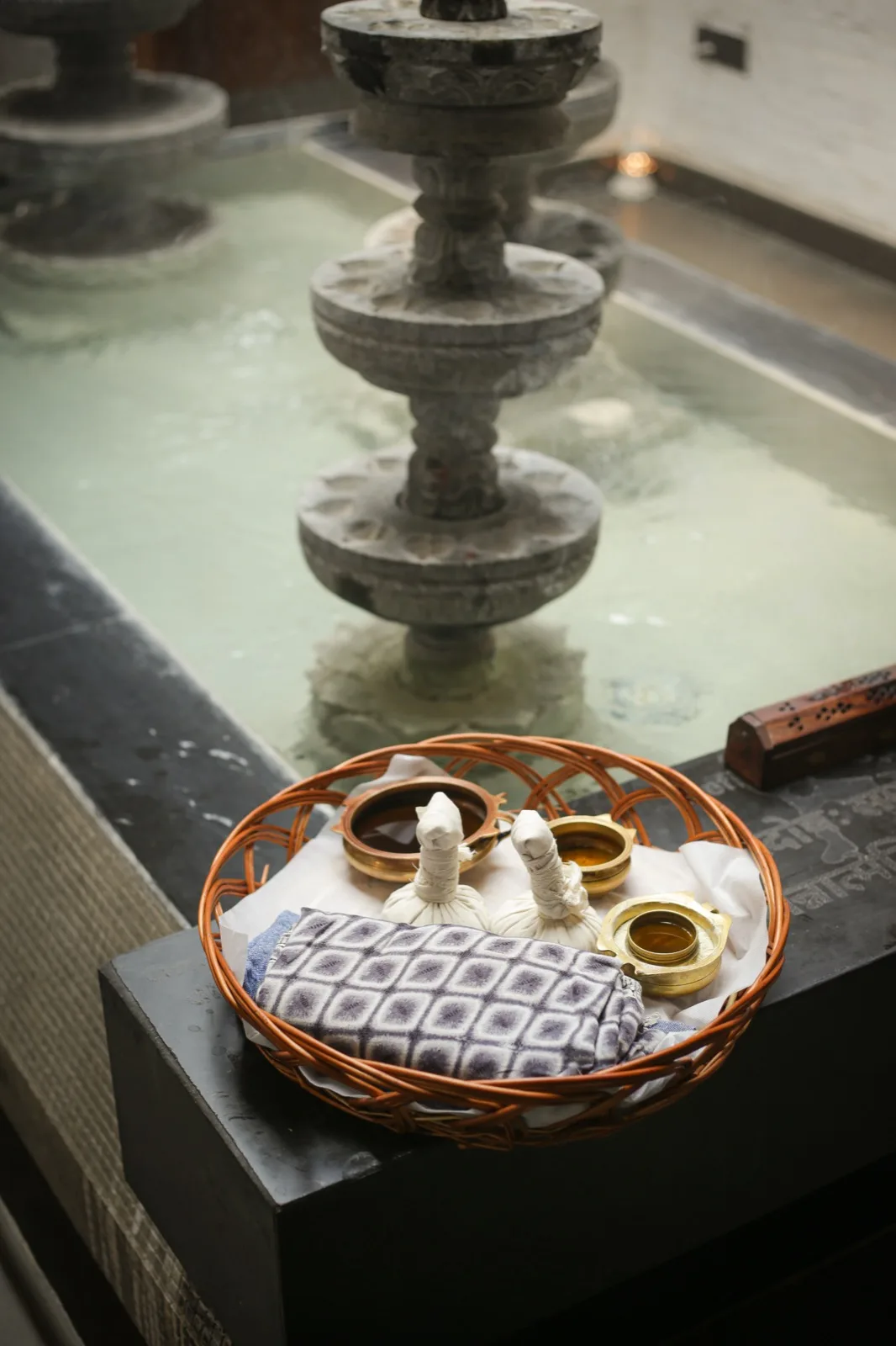 ハーブ湿布をのせたラタンのトレー、Kairali – The Ayurvedic Healing Village（パラッカド）