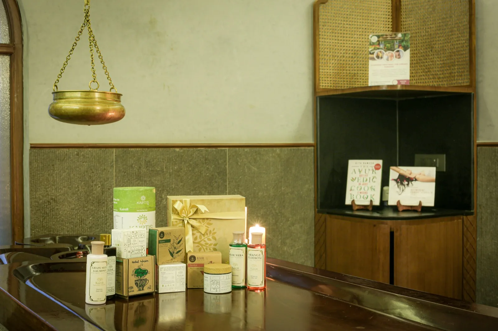 木製の治療台に製品とキャンドルを並べた治療室の一角