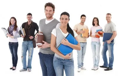 Sette giovani studenti in piedi, uno accanto all’altro, con libri e cartelline in mano su sfondo bianco