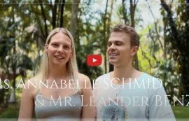 Ms. Annabelle Schmid और Mr. Leander Benz के कैप्शन वाला वीडियो, बगीचे की हरियाली के बीच मुस्कुराता एक दंपति