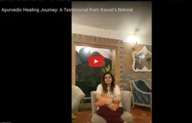 Kairali से एक रोगी का वीडियो प्रशंसापत्र, सफ़ेद आरामकुर्सी पर बैठी एक महिला