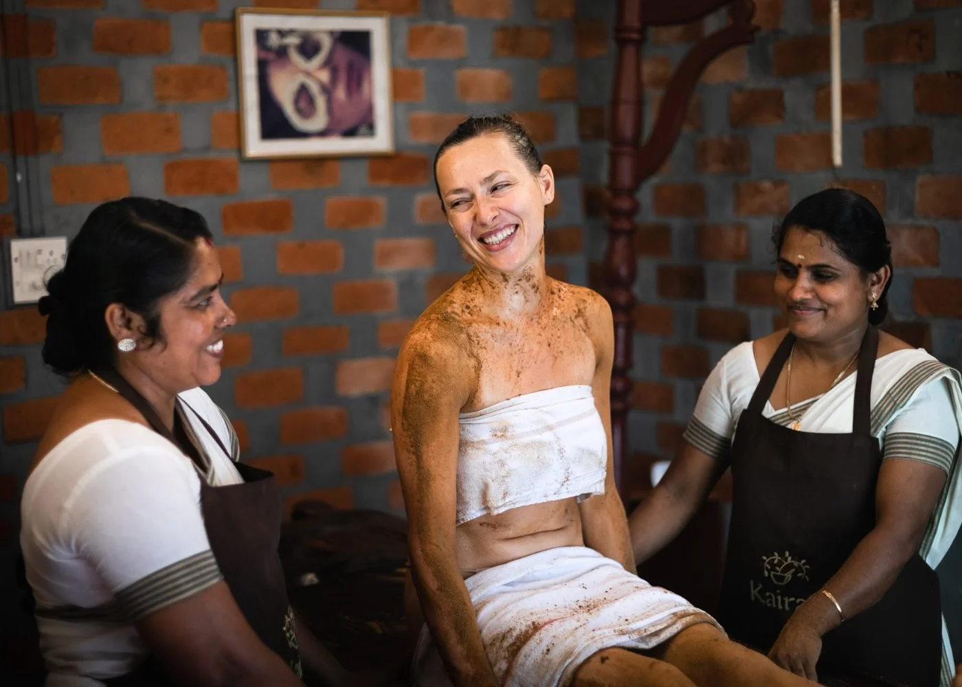 Ayurvedic physician performing warm herbal oil therapy during Karkidaka monsoon detox at Kairali.